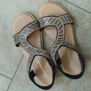 Sandal beautiful made and stretchy size 6 worn once